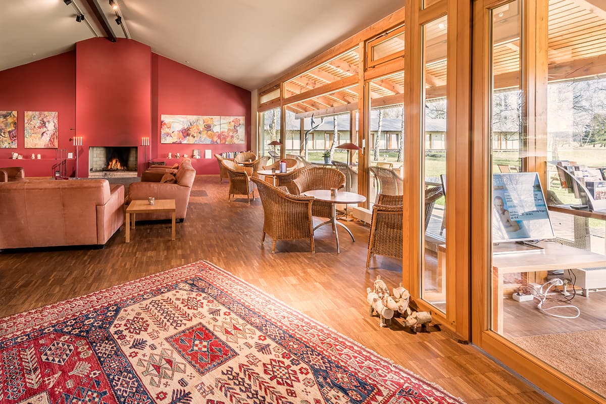 Die Lobby mit Rezeption ist der Mittelpunkt des Hotel Camp Reinsehlen