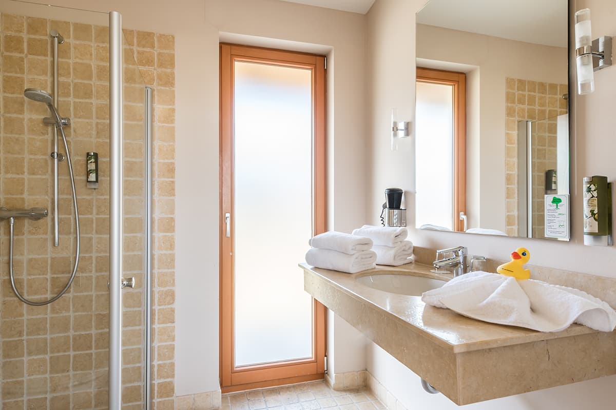 Das Bad im Lodge Zimmer im Hotel Camp Reinsehlen