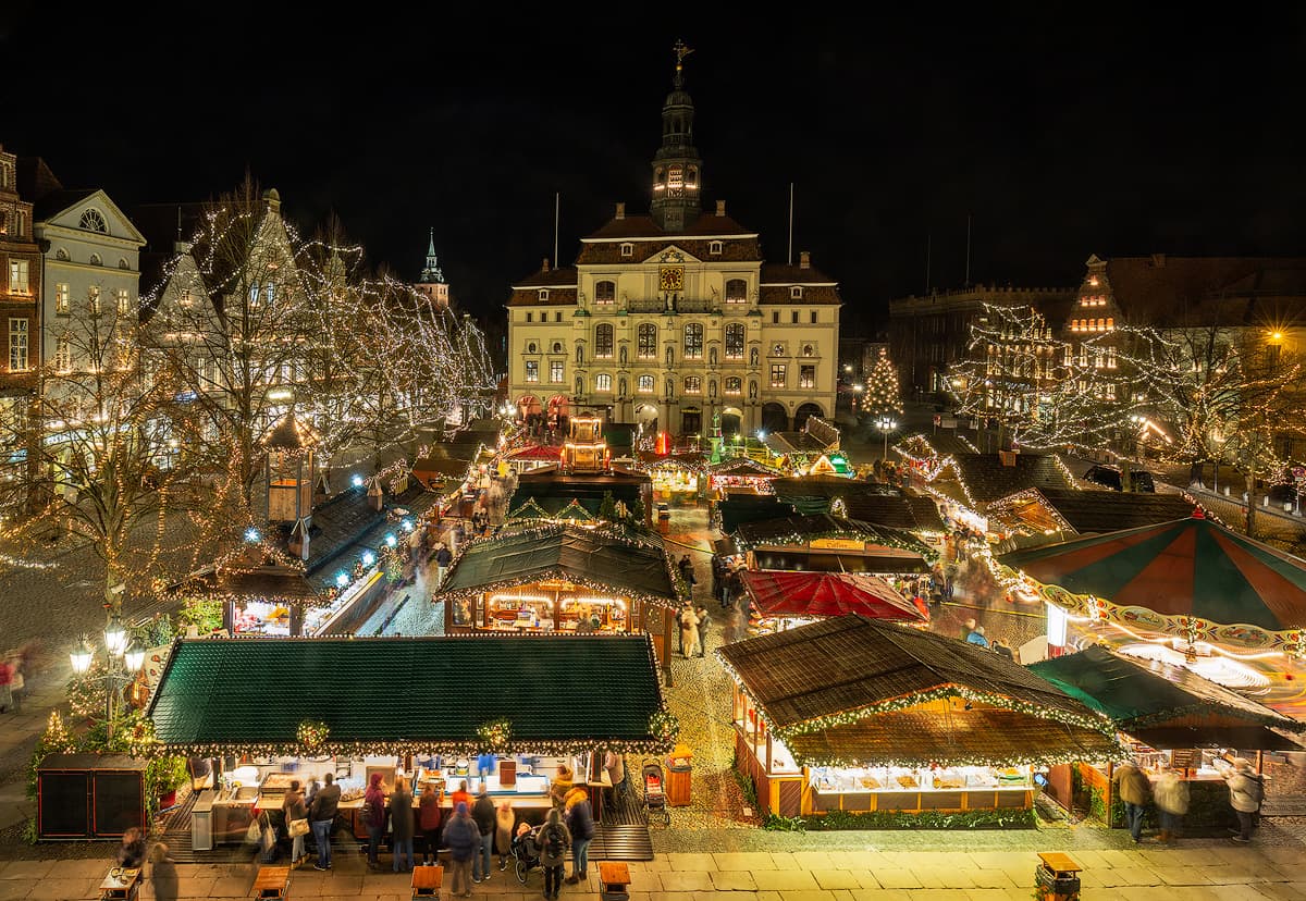 Weihnachtsmarkt auf dem Rathausplatz Lüneburg