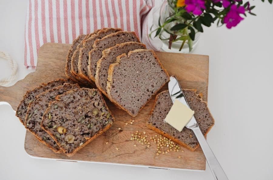 Buchweizenbrot ist ein glutenfreies, veganes Brot. Variante mit Nüssen