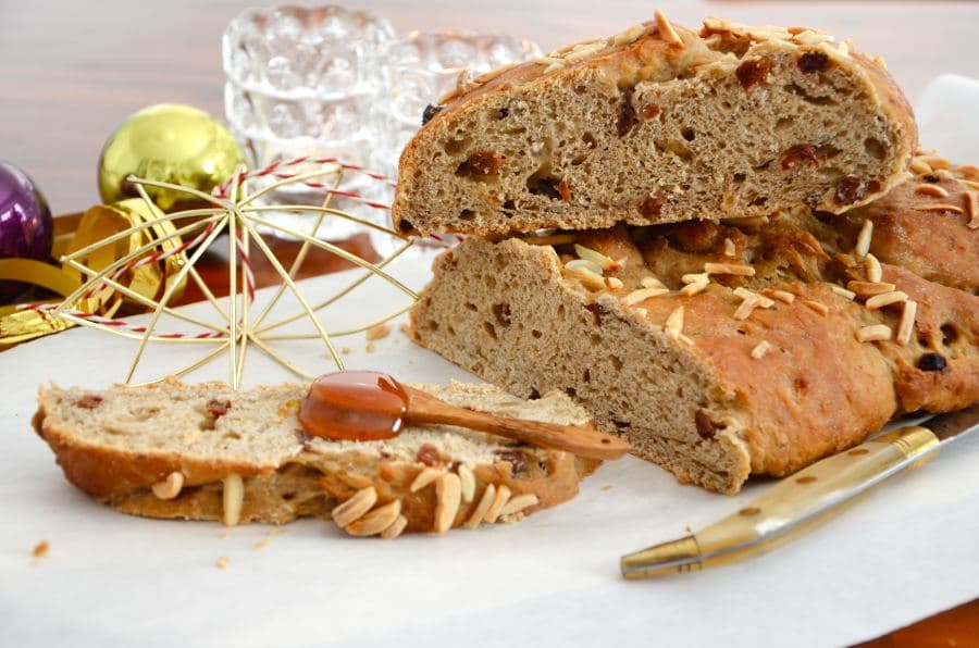 gewürzter Hefezopf mit Heide-Honig, Rosinen und Hefewasser